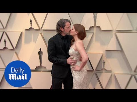 Amy Adams and husband Darren Le Gallo share kiss at 2019 Oscars